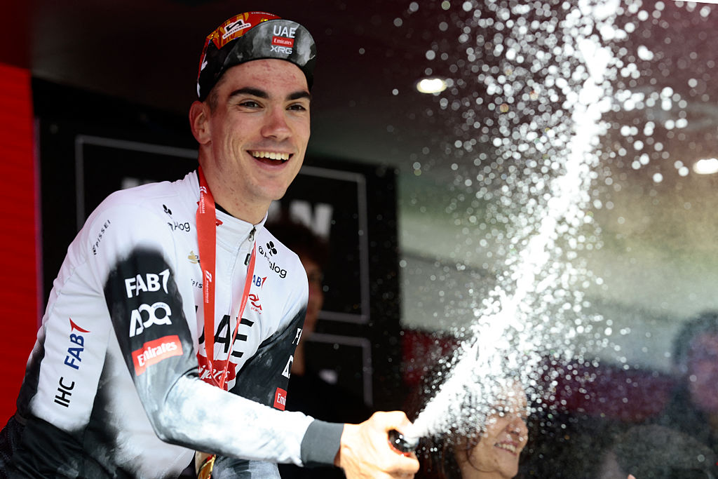 Juan Ayuso del equipo de los EAU Emirates XRG celebra en el podio tras la victoria en la séptima etapa de la 108a carrera de ciclismo Giro d'Italia de 168 km desde Castel di Sangro hasta Tagliacezzo el 16 de mayo de 2025. (Foto de Luca Bettini / AFP)