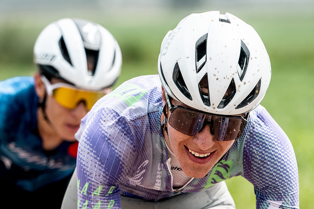 Rosa Klöser (Canyon-SRAM-MAAP) out front with Sofia Gomez Villafañe (Specialized) at The Traka 200