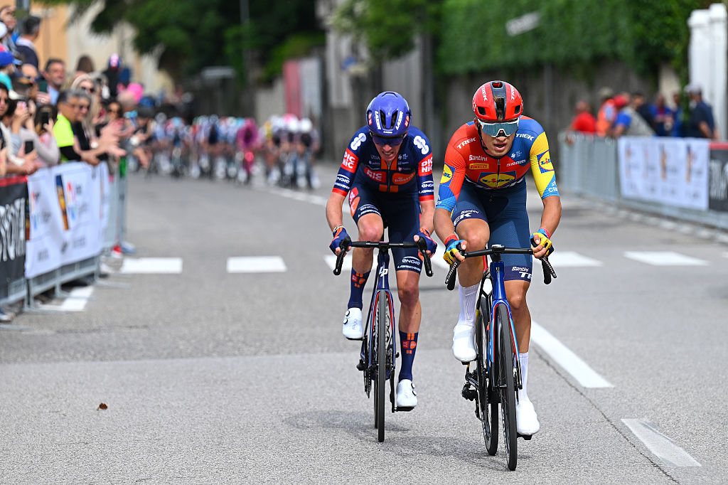Vicenza Italia Italia 23 de mayo Lr Romain Bardet de Francia y equipo Picnic Postnl y Mathias Vacek de la República Checa y el equipo Lidl Trek compiten en la escapada durante el 108 ° Giro Ditalia 2025 Etapa 13 Una etapa de 180 km desde Rovigo hasta Vicenza Uciwt el 23 de mayo de 2025 en Vicenza.