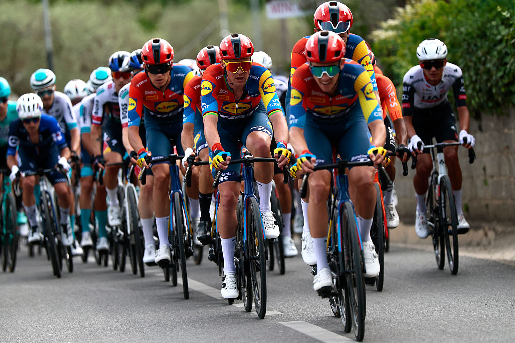 Los ciclos (C) del jinete danés de Lidl-Trek Mads Pedersen con la manada de jinetes durante la primera etapa de la 108a carrera de ciclismo Giro d'Italia, 160 km de Durres a Tirana en Albania, el 9 de mayo de 2025. (Foto de Luca Bettini / AFP)