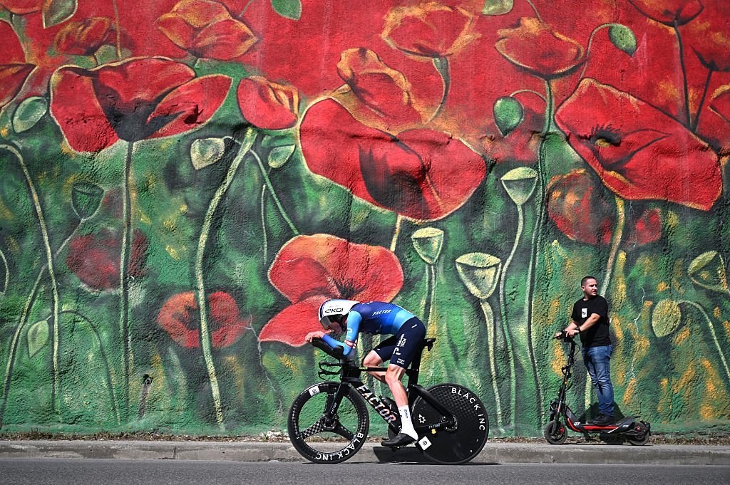 Tirana Albania 10 de mayo Derek Gee de Canadá y el equipo Israel Premier Tech compite durante el 108º Giro Ditalia 2025 Etapa 2 A 137 km Etapa de tiempo de tiempo individual de Tirana a Tirana UCIWT el 10 de mayo de 2025 en Tirana Albania Photo de Dario Belingherigety Images