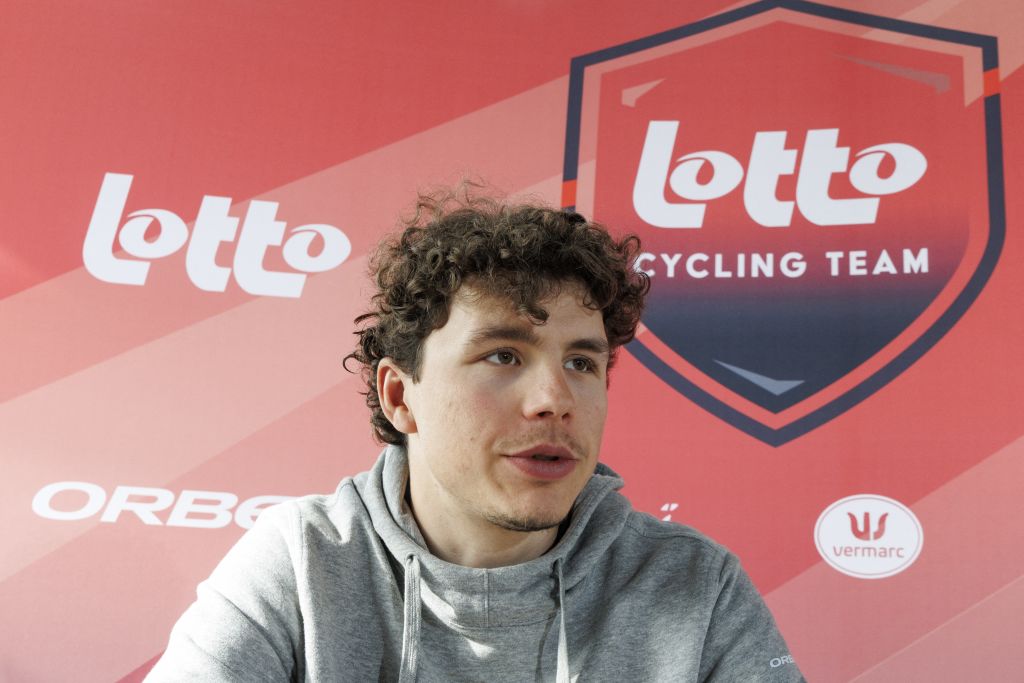 El equipo belga de Arnaud de Lie, del equipo de ciclismo de lotería, habla durante una conferencia de prensa del equipo de ciclismo de lotería, el viernes 28 de febrero de 2025, en Sint-Martens-Latem, antes de la carrera de ciclismo de un día de este fin de semana, Omloop Het Nieuwsblad, carrera de apertura de la flamante temporada de carreras de un día. (Foto de Nicolas Maeterlinck / Belga / AFP) / Bélgica OUT