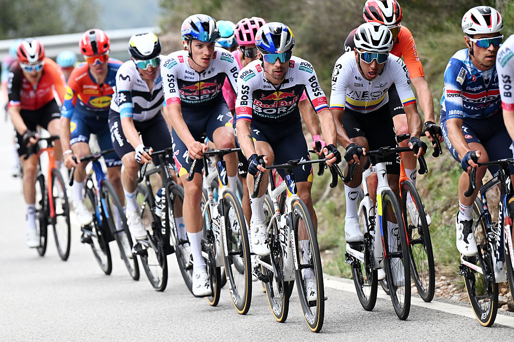 Monserrat España 27 de marzo LR Primoz Roglic de Eslovenia y el equipo Red Bull Bora Hansgrohe y Egan Bernal de Colombia y el equipo Ineos Granadiers compiten durante el 104º Volta Ciclista A Catalunya 2025 Etapa 4 A 1887 km de la etapa de Sant de Castellet a Montserrat Millenari 725mmm. En Montserrat, España Foto de Szymon Gruchalskigetty Images