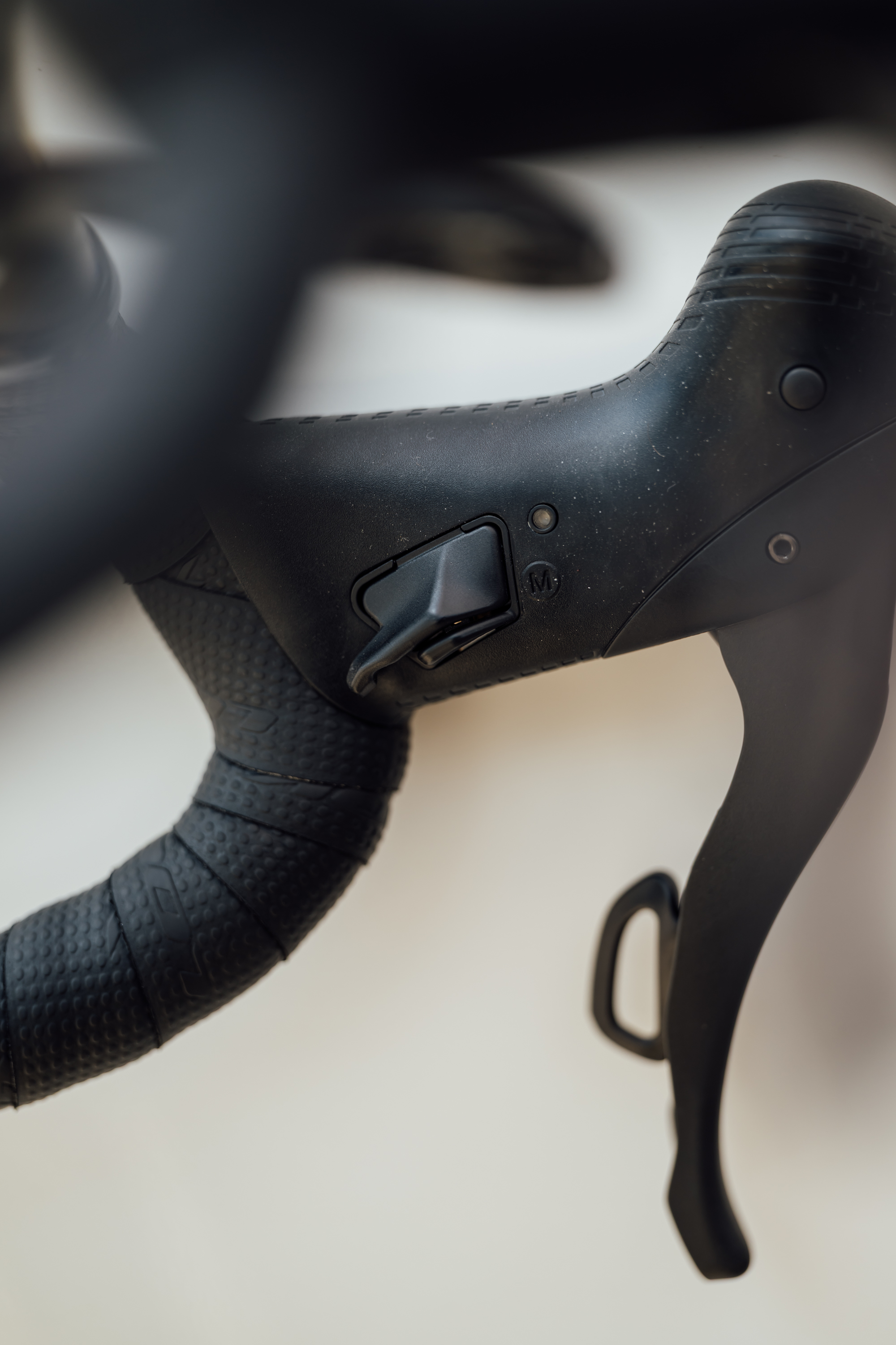 Un primer plano del nuevo grupo inalámbrico Super Record de Campagnolo