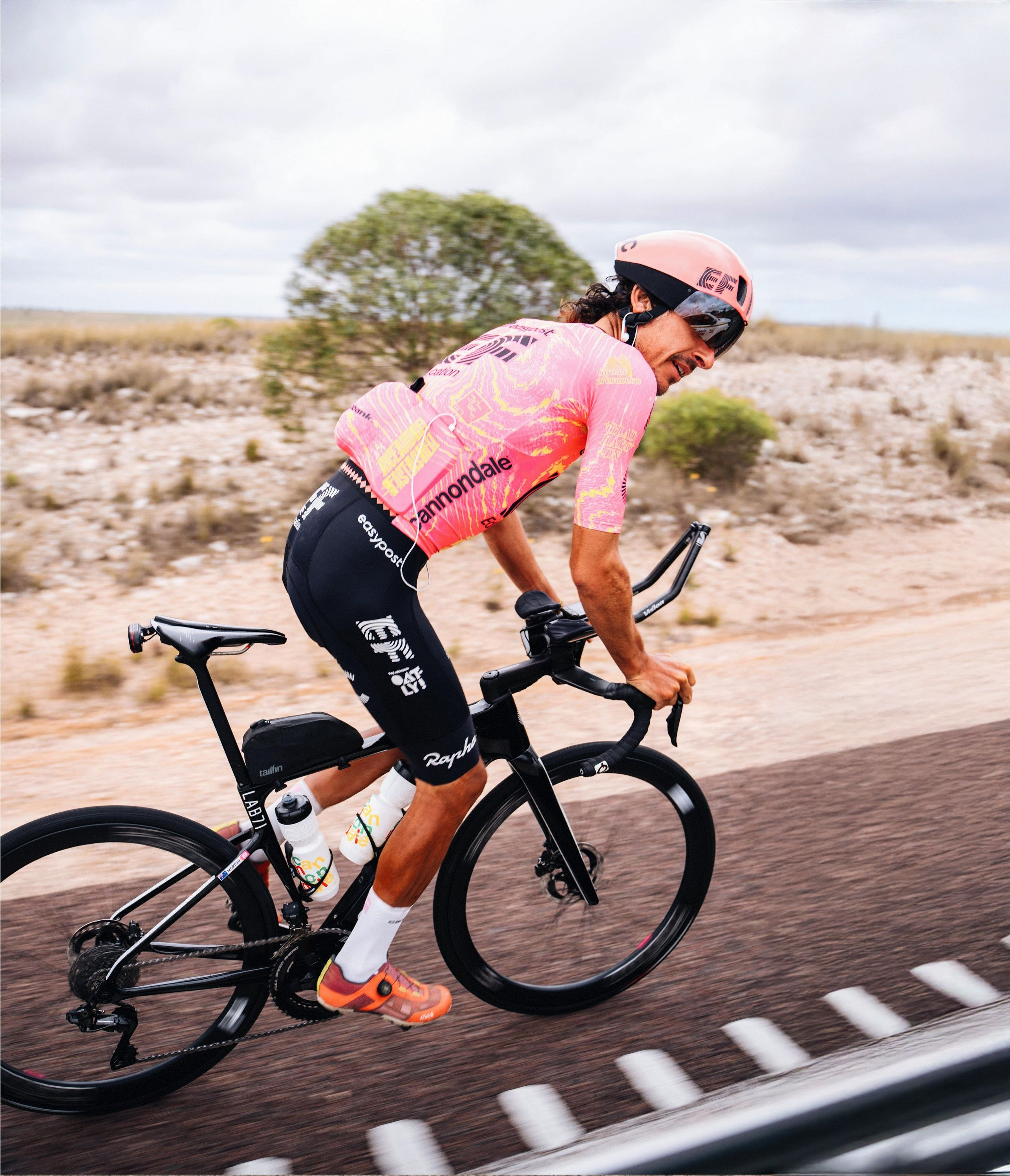 Lachlan Morton montando una sinapsis de Cannondale en un camino de asfalto