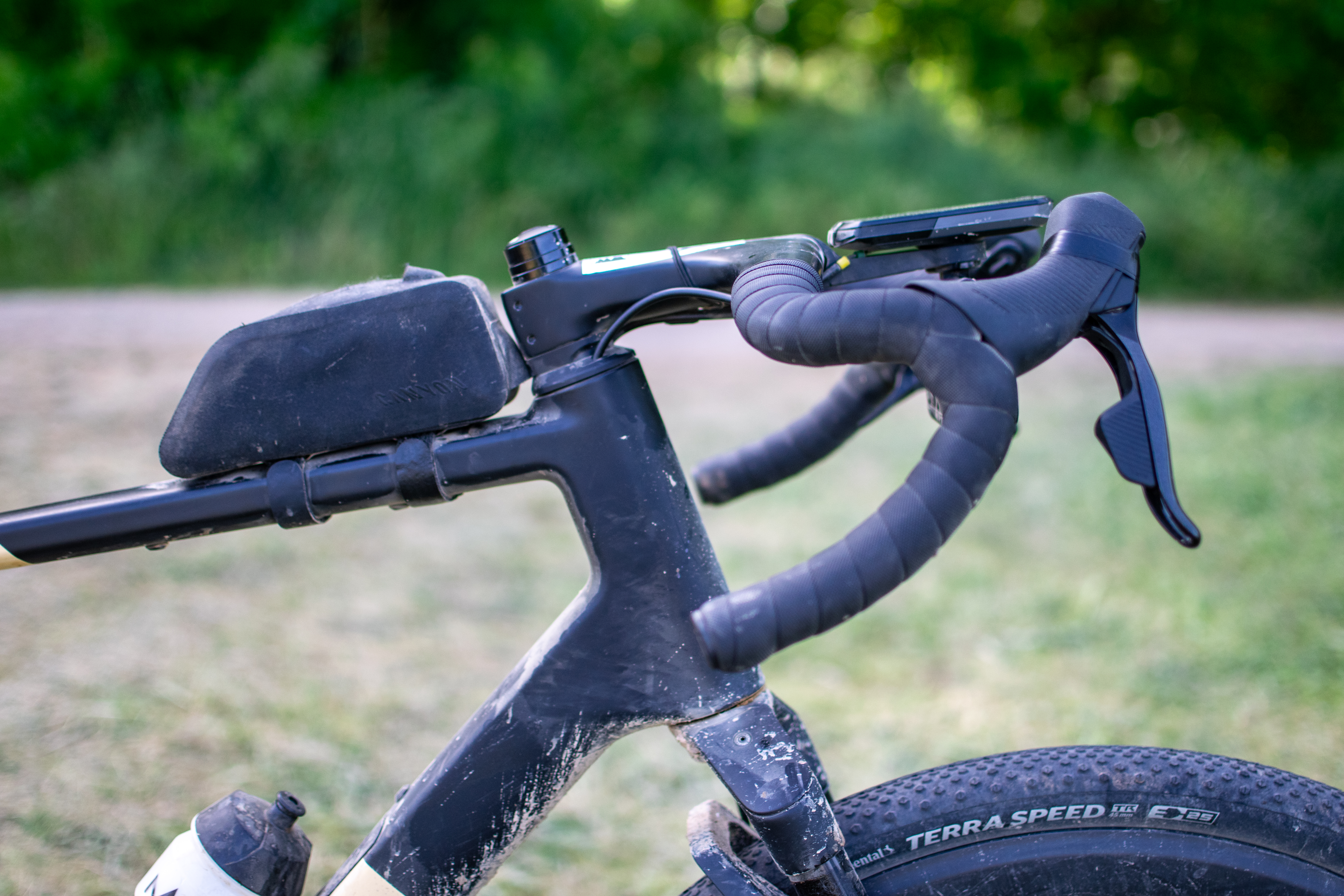 Una cabina de cañón cañón con bolsa de almacenamiento de tubo superior