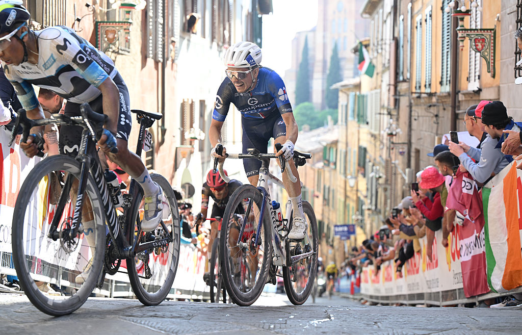 Siena Italia 18 de mayo David Gaudu de Francia y el equipo Groupama FDJ compite durante el 108º Giro Ditalia 2025 Etapa 9 A 181 km desde Gubbio a Siena Uciwt el 18 de mayo de 2025 en Siena Italia Foto de Dario Belingherigettettettet Images