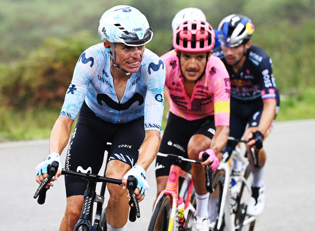 Lagos de Covadonga España Septiembre 03 Enric Mas de España y el equipo de Mobistar compiten durante la Vuelta 79a Tour por España 2024 Etapa 16 A 1815 km Luanco Luanco a Lagos de Covadonga 1069m UCIWT el 03 de septiembre 2024 en Lagos de Covadonga Spain Foto por Tim de Weelegety Images