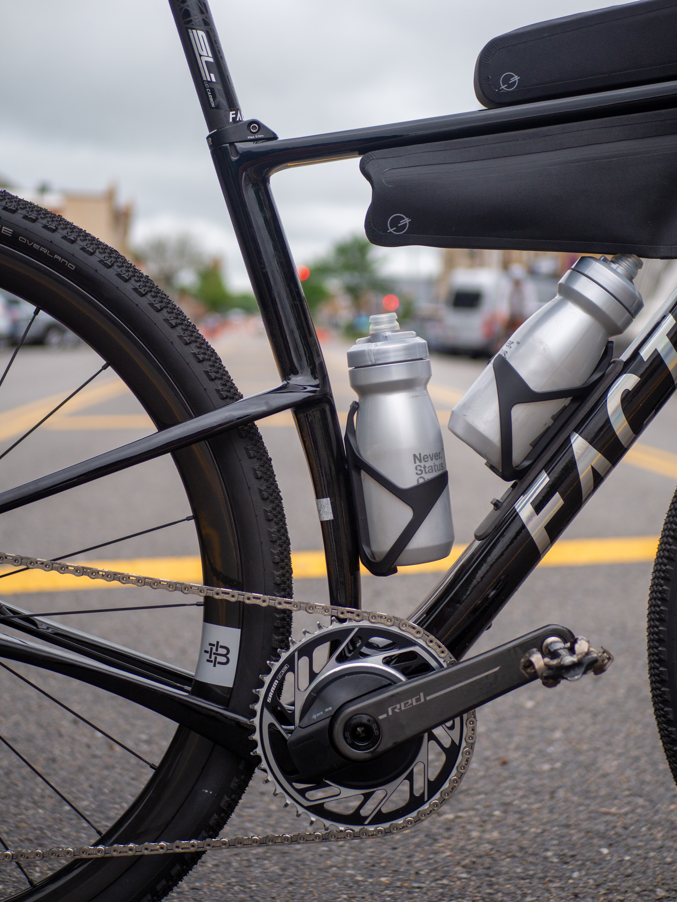 Imágenes de cerca de una nueva bicicleta de grava factor