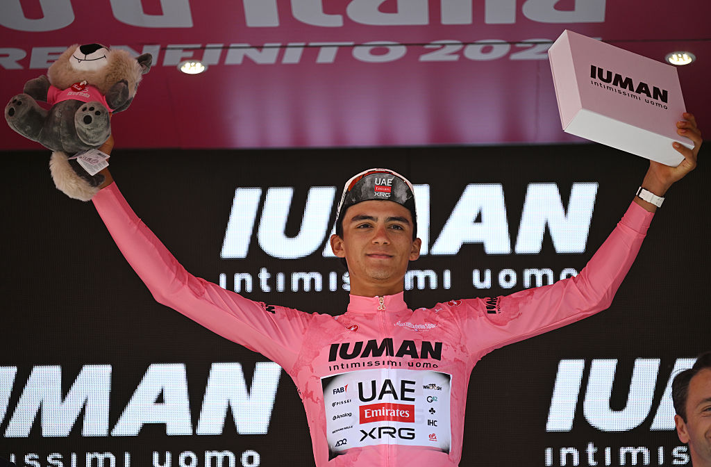 Siena Italia 18 de mayo Isaac del Toro de México y Equipo EAU EAU EMIRATS XRG Celebre en Podium como ganador del líder de Pink Líder Jersey durante el 108º Giro Ditalia 2025 Etapa 9 A 181 km de Gubbio a Siena UCIWT el 18 de mayo de 2025 en Siena Italia Foto de Tim de Welegetty Images