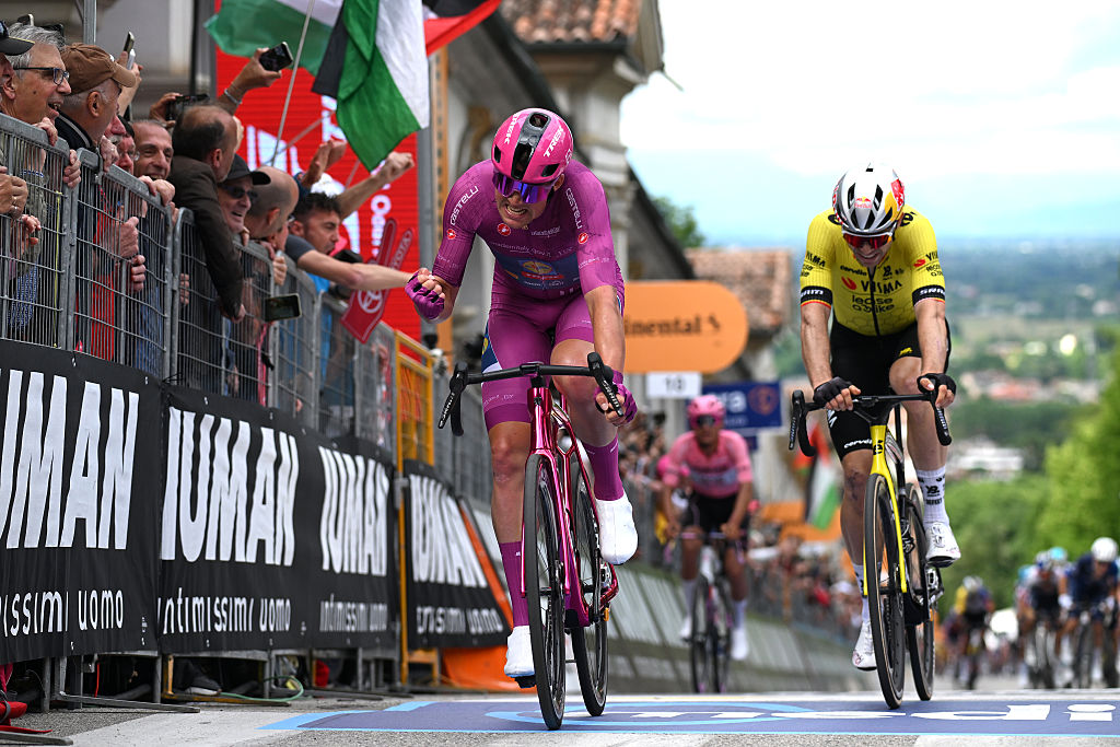 Vicenza Italia Italia 23 de mayo LR Mads Pedersen de Dinamarca y Team Lidl Trek Purple Points Jersey celebra en la línea de meta como ganador de la etapa por delante de Wout Van Aert de Belgium y Team Visma Arrendar una bicicleta durante el 108 ° Giro Ditalia 2025 una etapa 13 de 180 km desde Rovigo a Vicenza en Vicenza en Vicenz en Vicenz en Vicenz en Vicenz en Vicenz en Vicenz en Vicenz en Vicenz en Vicenz en Vicenz en Vicenz en Vicenz en Vicenz en Vicenz en Vicenz en Vicenz en Vicenz en Vicenz en Vicenz. Imágenes de Belingherigetty