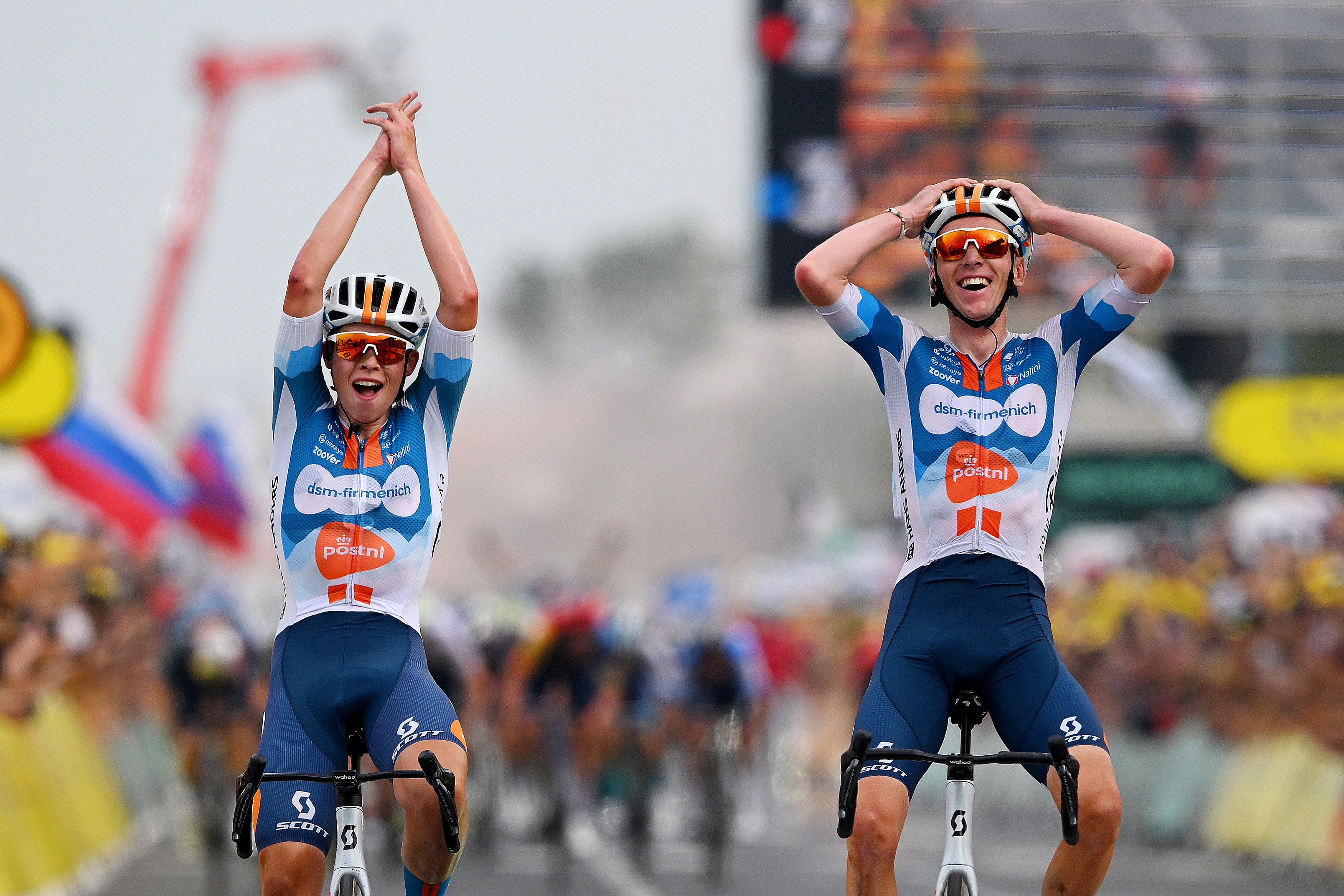 Romain Bardet y Frank Van den Broek en el 2024 Tour de France