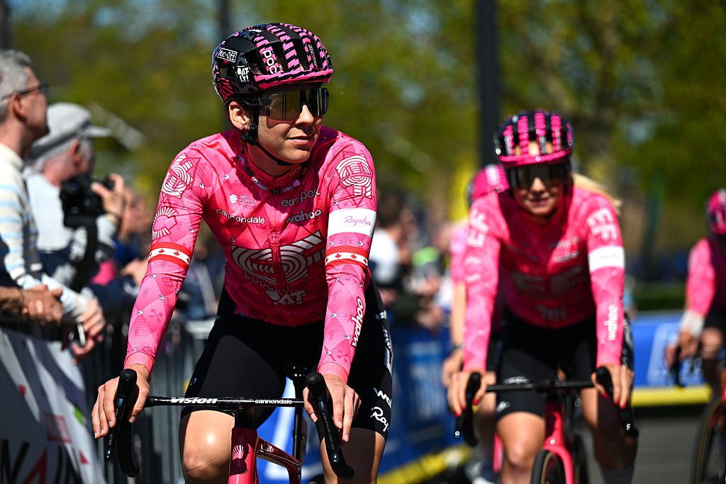 Denain Francia 12 de abril Alison Jackson de Canadá y Equipo Ef Educationly antes del 5 ° Parisroubaix Femmes 2025 A 1485 km de una carrera de un día de Denain a Roubaix UCIWT el 12 de abril de 2025 en Roubaix France Photo de Luc Claessengetty Images