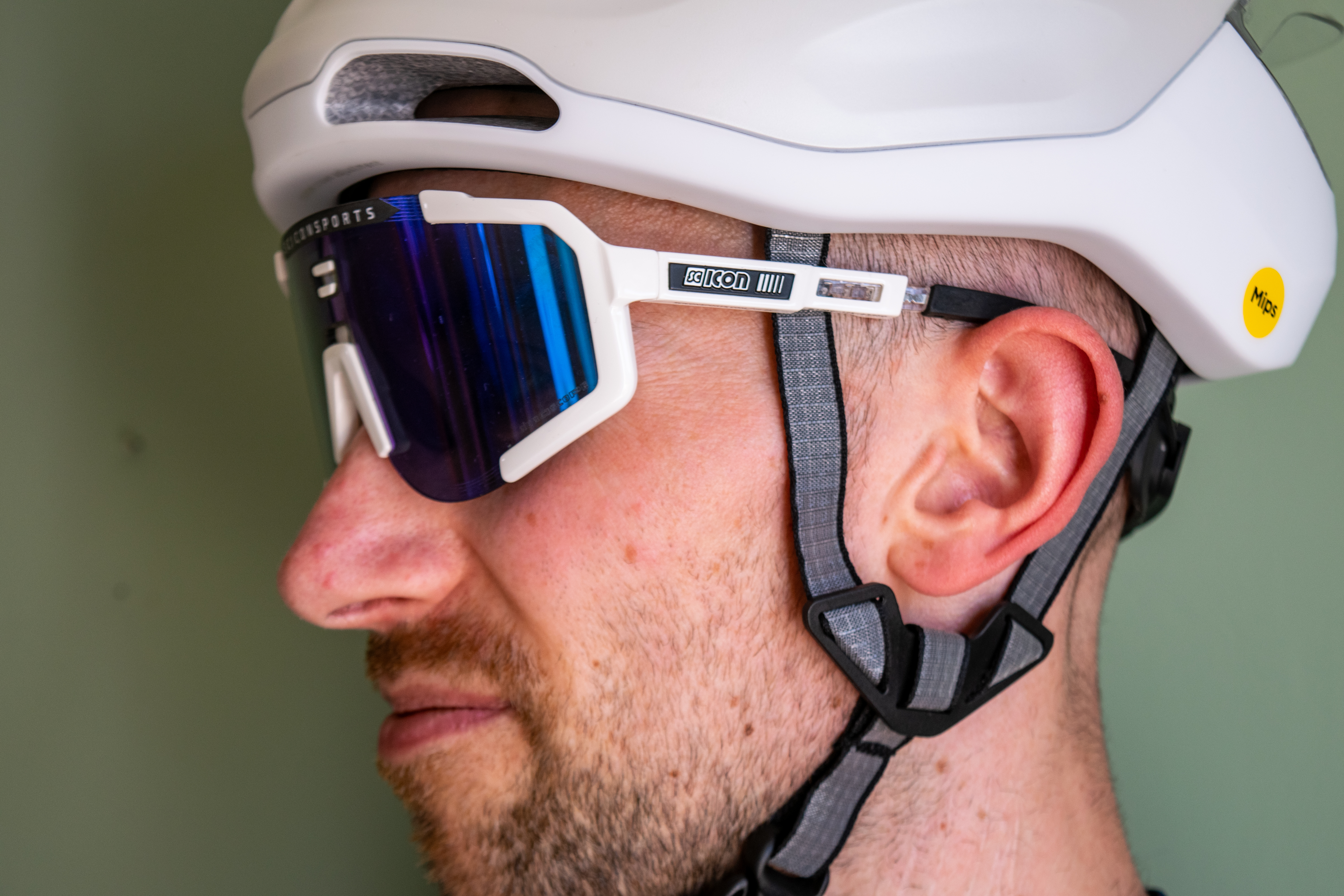 Un hombre que lleva un par de gafas de sol de Aeroscope Scicon