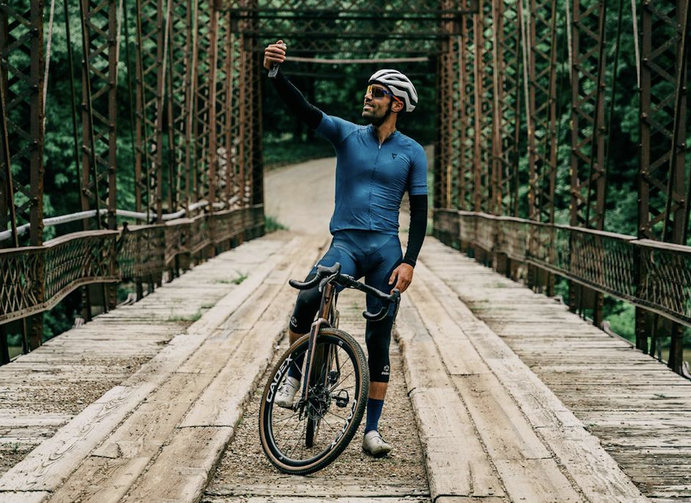 Tom Dumoulin en un viaje de entrenamiento en Kansas con su bicicleta gigante antes de su comienzo planeado en Gravel 100 Unbound 100