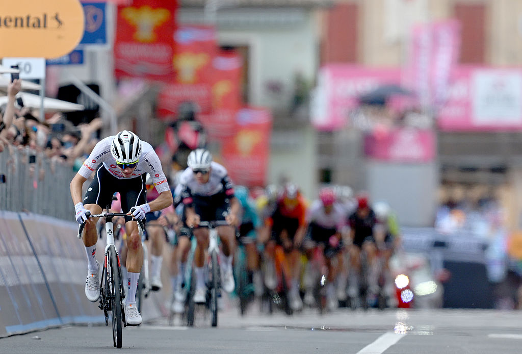 Castelraimondo Italia 17 de mayo Juan Ayuso de España y Equipo EAU EEU EMIRATS XRG White Best Jursey Jersey cruza la línea de meta durante el 108 ° Giro Ditalia 2025 Etapa 8 Una etapa de 197 km desde Giulianova hasta Castelraimondo Uciwt el 17 de mayo 2025 en Castelraimondo Photo de Tim de Tim de Waelegetty Images de Waelegetty de Waelegetty.