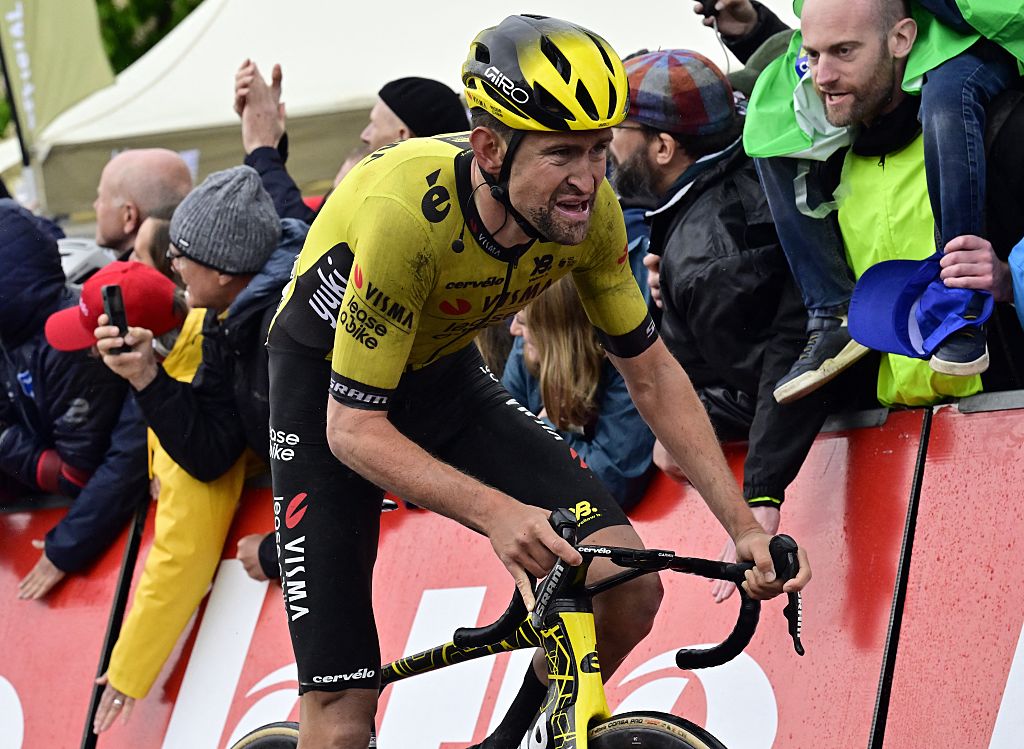 Belga banoot del equipo visma -arrendamiento Una bicicleta que se muestra en la acción durante la carrera masculina de 'La Fleche Wallonne', una carrera en bicicleta de día (Waalse Pijl - Walloon Arrow), 205,2 km de Ciney a Huy, miércoles 23 de abril de 2025. Foto de la foto Dirk Dirk (Foto de Dirk Waem / Belga Mag / Belga Mag / belga)