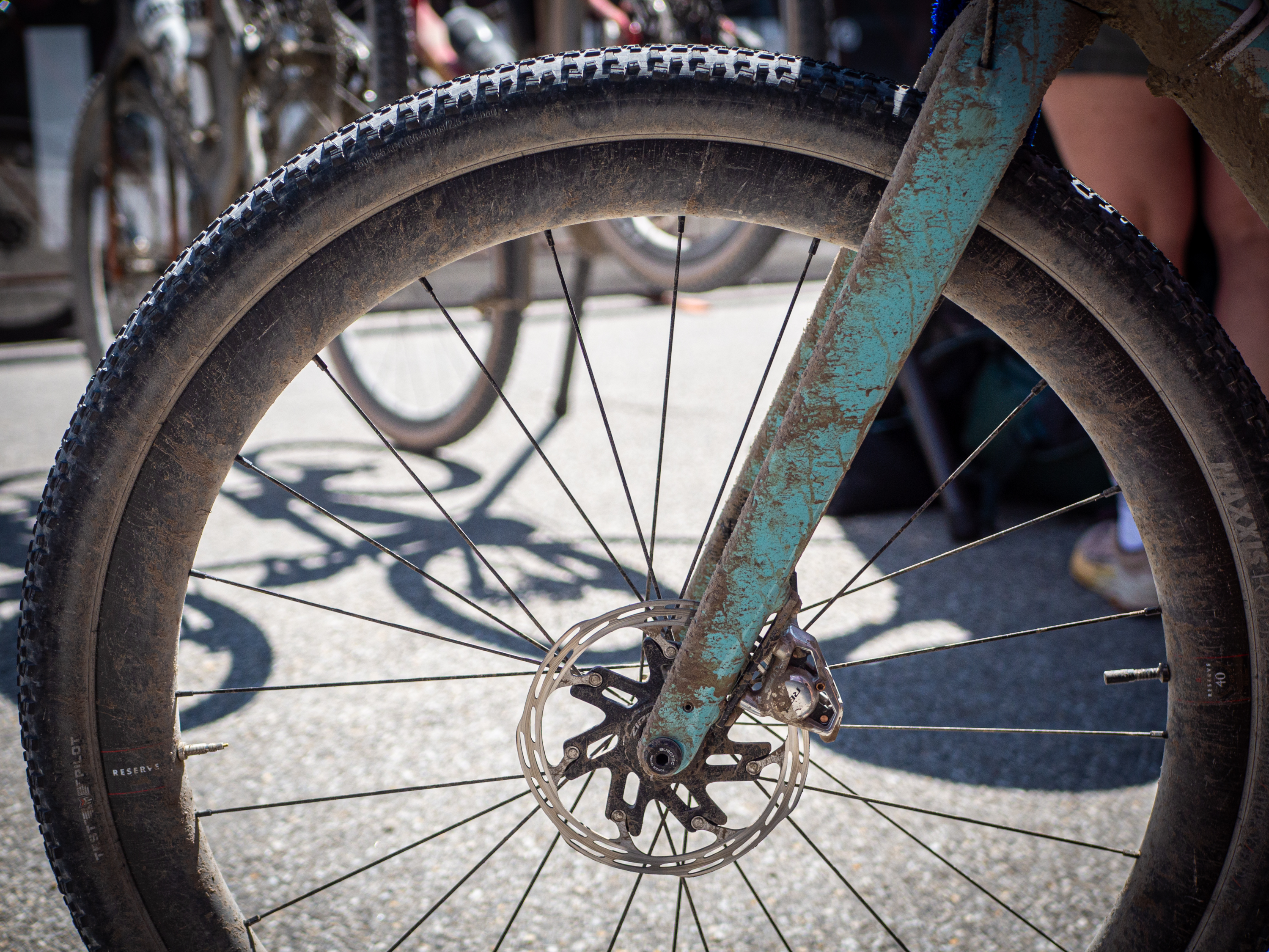 Una foto de la rueda para bicicletas de Keegan Swenson, cada una con dos válvulas