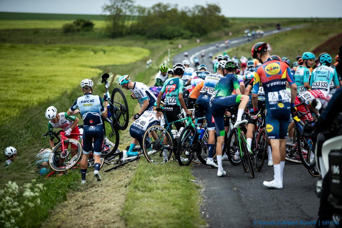 Un accidente masivo durante la etapa 2 del 2025 Tour de Hongrie