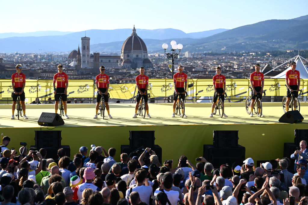 Firenze Italia 27 de junio Magnus Cort de Dinamarca Alexander Kristoff de Noruega Soren Waerenskjold de Noruega Jonas Abrahamsen de Noruega Tobias Halland Johannessen de Noruega Johannes Kulset de Noruega Rasmus Fossum Tiller de Norway Christian Christian Eking of Norway y Team UNOX Mobility durante la 111 Tos. 2024 en Firenze Italia Foto de Tim de Waelegetty Images
