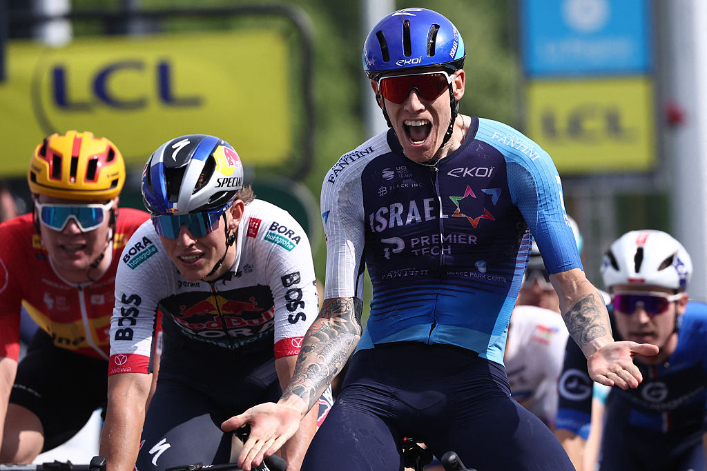 ISRAEL-El jinete británico de Premier Tech, Thomas Jake Stewart (Centro R) celebra mientras cruza la línea de meta para ganar la quinta etapa de la 77ª edición de la carrera de ciclismo de criterio du dauphine, 183 km entre Saint-Preiest y Mâcon, el 12 de junio de 2025. Poujoulat/AFP a través de Getty Images)