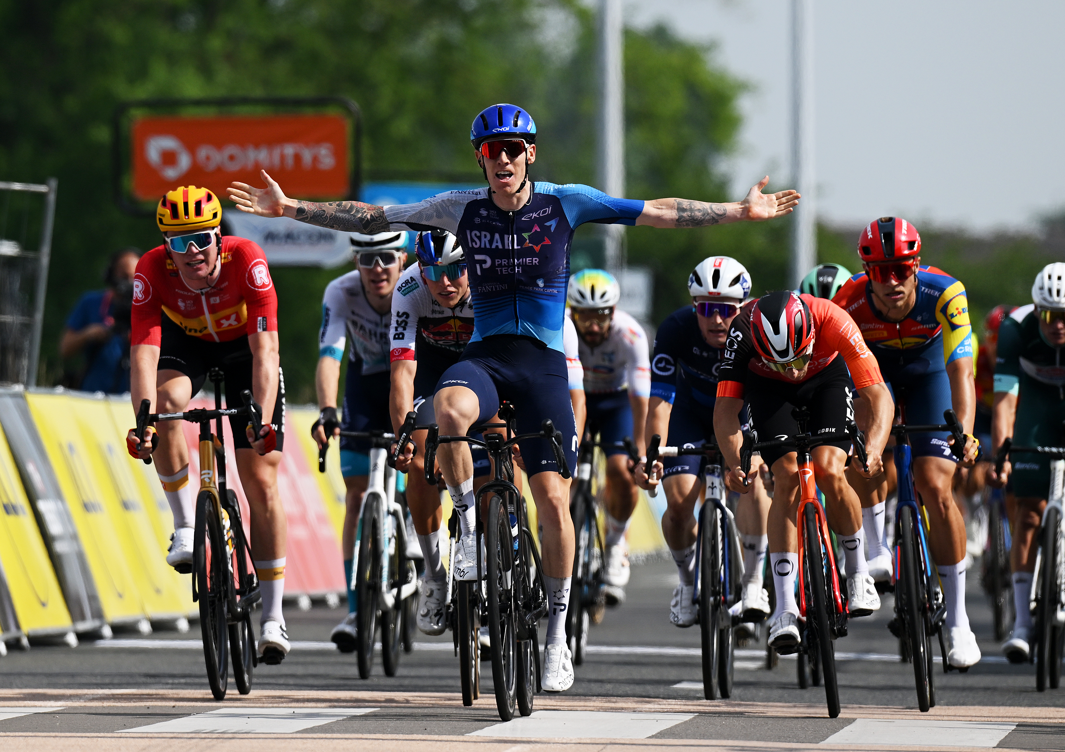MACON, FRANCE - JUNE 12: Jake Stewart of Great Britain and Team Israel - Premier Tech celebrates at finish line as stage winner ahead of Axel Laurance of France and Team INEOS Grenadiers, Laurence Pithie of New Zealand and Team Red Bull - BORA - hansgrohe, Soren Waerenskjold of Norway and Team Uno-X Mobility, Jonathan Milan of Italy and Team Lidl - Trek and Paul Penhoet de Francia y Team Groupama - FDJ durante el 77º Criterio du Dauphine 2025, Etapa 5 Una etapa de 183 km desde Saint -sacerdote a Macon / #uciwt / el 12 de junio de 2025 en Macon, Francia. (Foto de Dario Belingheri/Getty Images)