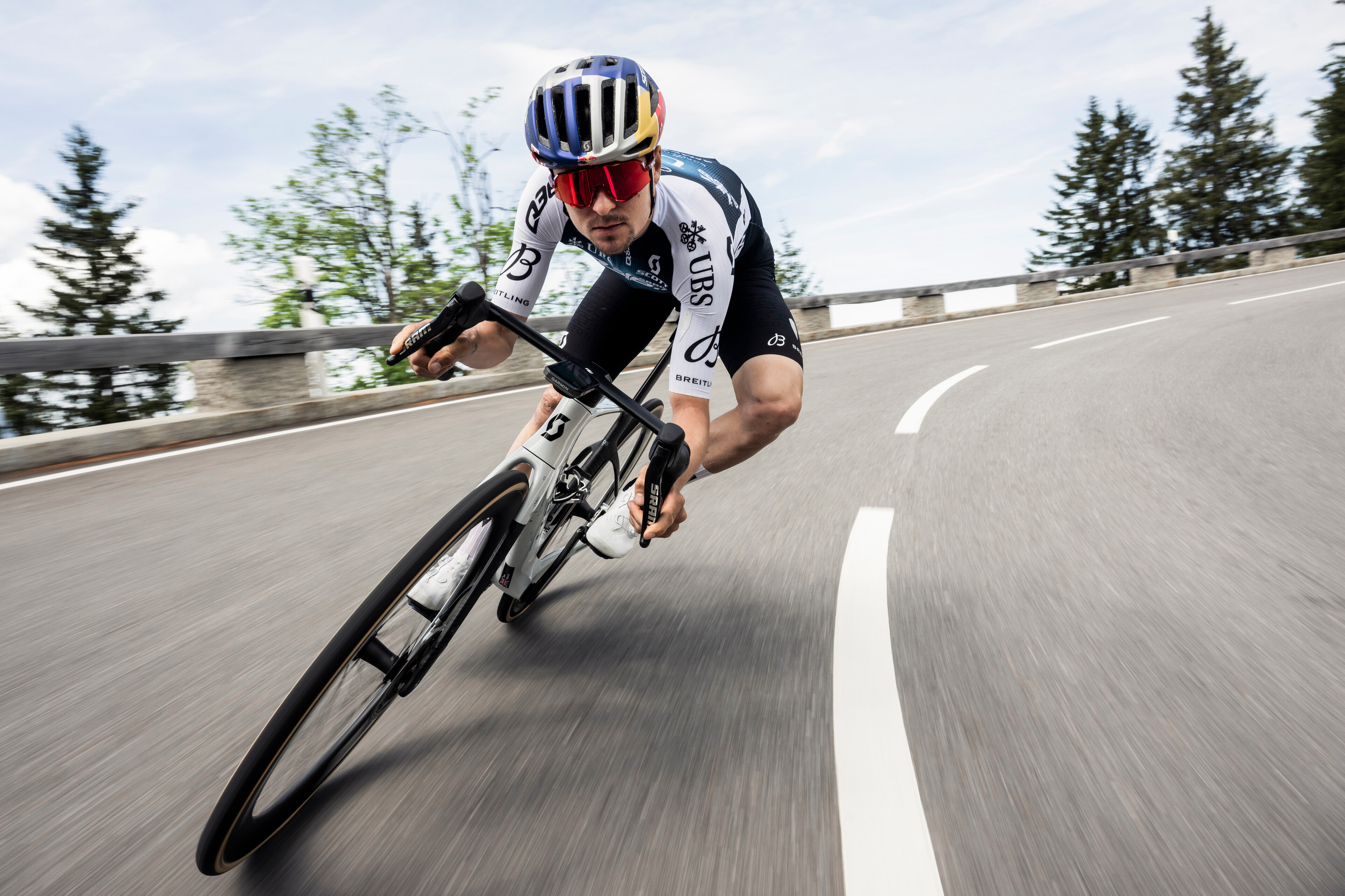 Tom Pidcock desciende el Rossfeld Panoramstraße en un nuevo video para Red Bull