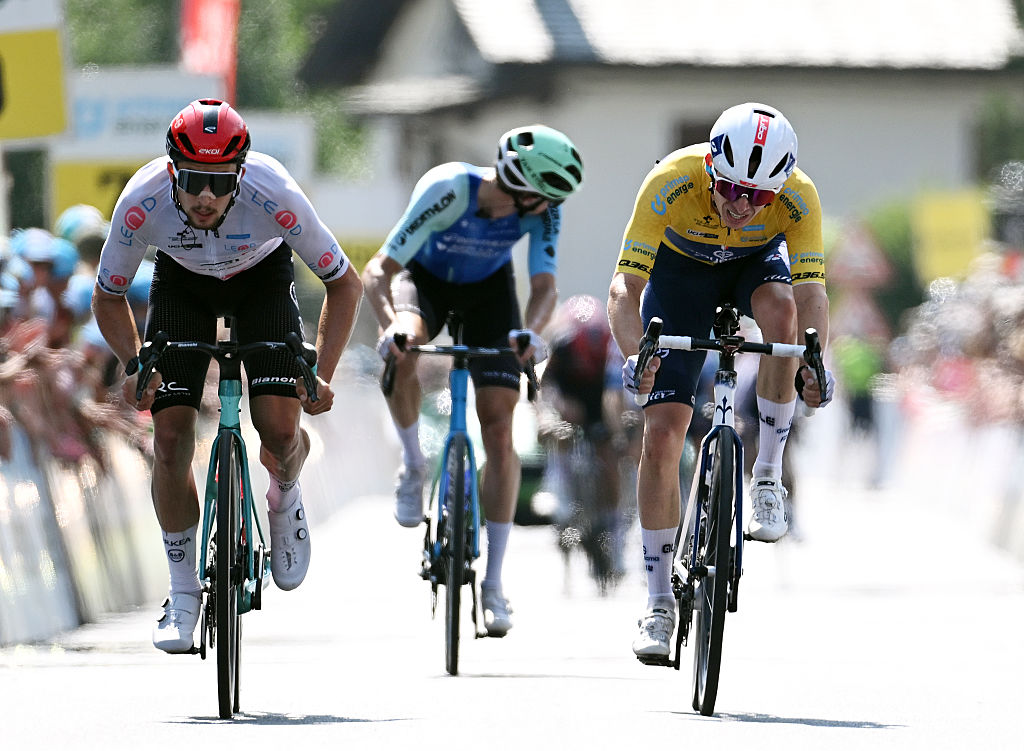 2025 Tour de Suisse stage 4: race leader Romain Grégoire and his closest GC rival Kévin Vauquelin sprint for fourth and fifth