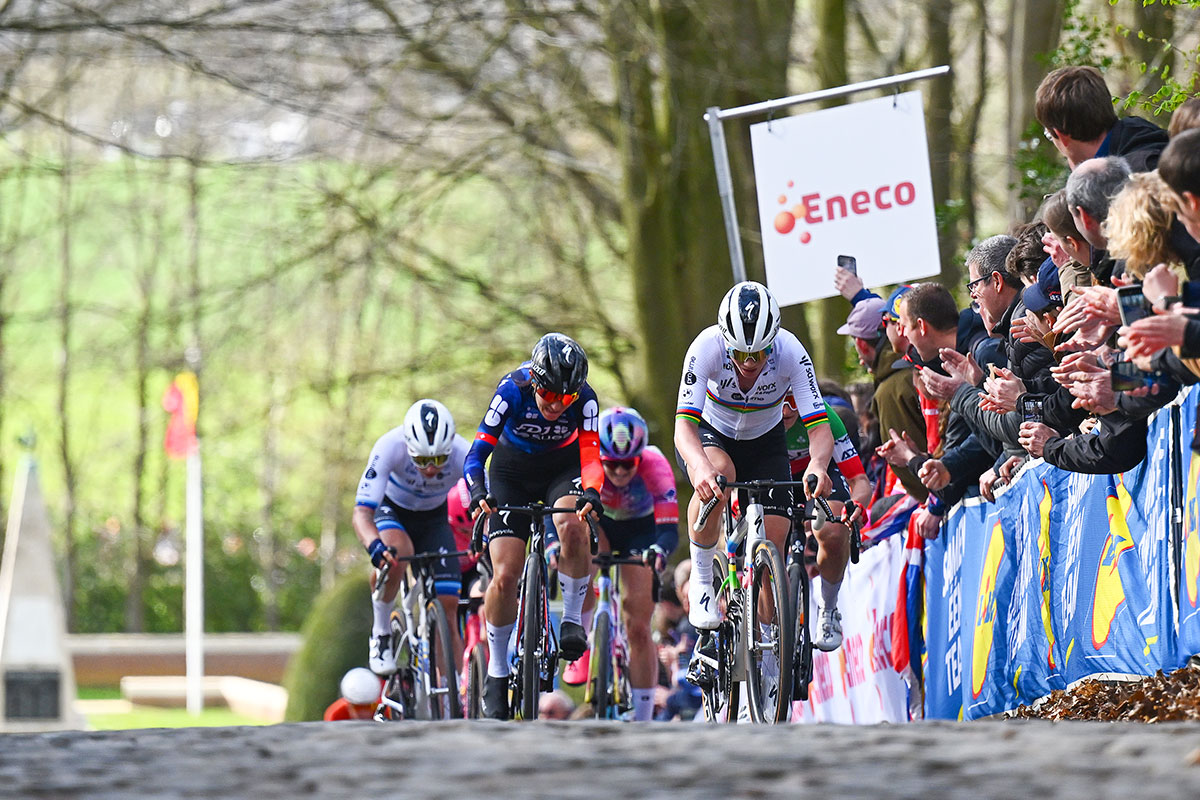 La campeona mundial Lotte Kopecky lidera el pelotón por el Kemmelberg durante las mujeres 2025 Gent-Wevelgem