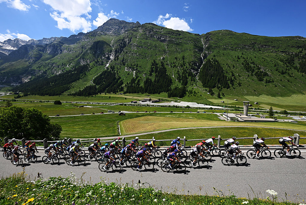 Santa María en Calanca, Suiza - 19 de junio: una vista general de Romain Gregoire de Francia y Groupama del equipo - FDJ y el Peloton Compete Escalada a Passo San Bernardino (1615m) durante la 88a Tour de Suisse, Etapa 5 A 183.8 km de la etapa de 183.8 km en la etapa de la LA SATA MARIA EN CALANCA 941M / ##uciwt. María en Calanca, Suiza. (Foto de Tim de Waele/Getty Images)
