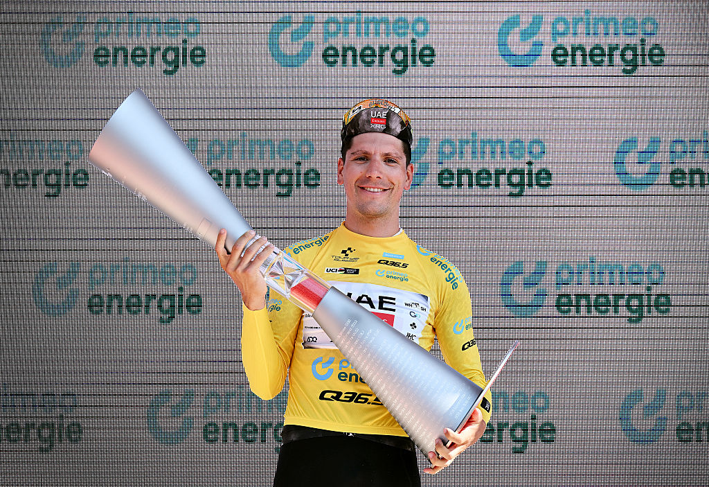 Stockhutte, Suiza - 22 de junio: Joao Almeida de Portugal y Emirates del Equipo de los EAU - XRG celebra en Podium como - ganador del líder de la camiseta del líder amarillo durante el 88 Tour de Suisse 2025, etapa 8 una etapa de tiempo individual de 10 km desde Beckenried a Stockhutte 1268M / #uciwt / el 22 de junio, 2025 en Stockhutte, Switzer, Switzer. (Foto de Tim de Waele/Getty Images)