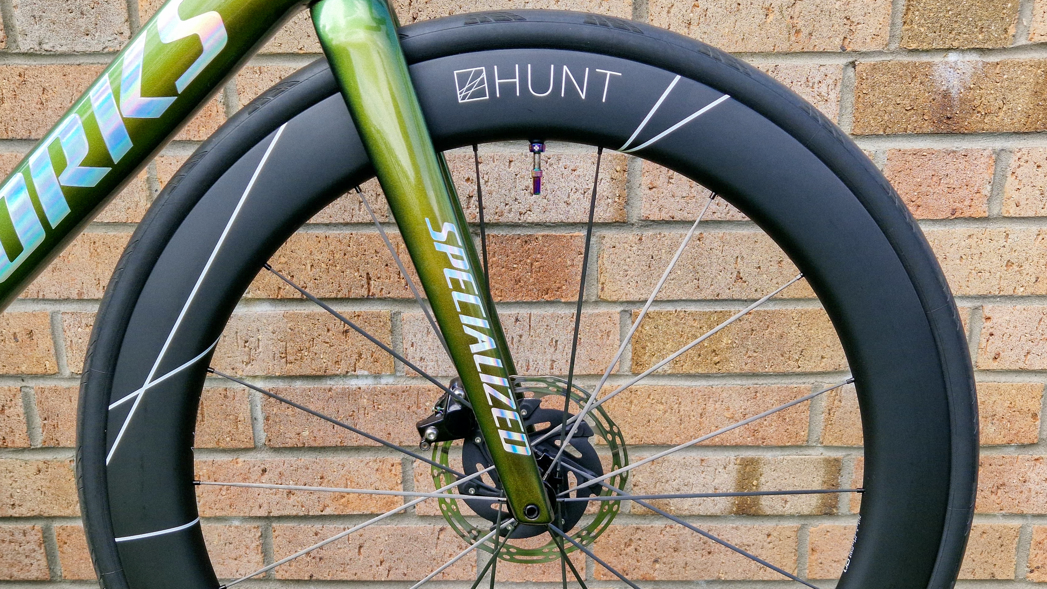 La Hunt 60 Limitless UD Carbon Spoke Disc Wheelset en una bicicleta de carretera SL7 especializada