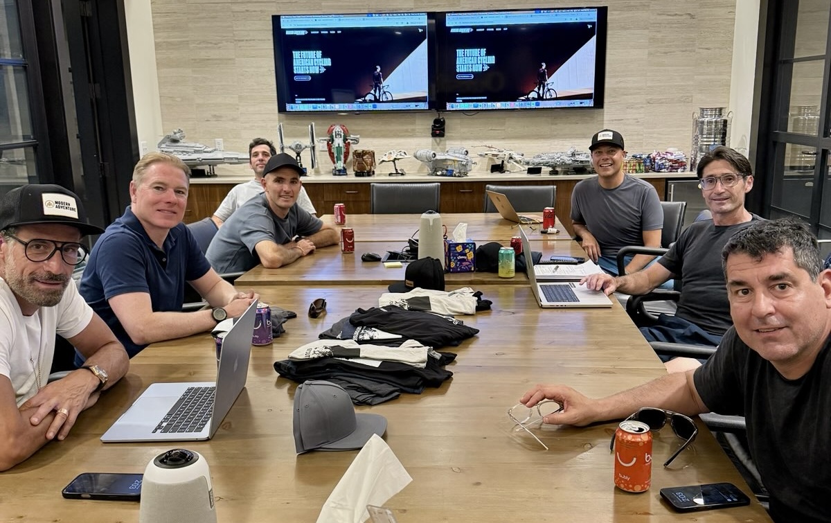 Una mirada dentro de la reunión del equipo de liderazgo en junio para anunciar el ciclismo moderno de aventura profesional, George Hincapie en el extremo izquierdo y el rico Hincapie a la derecha