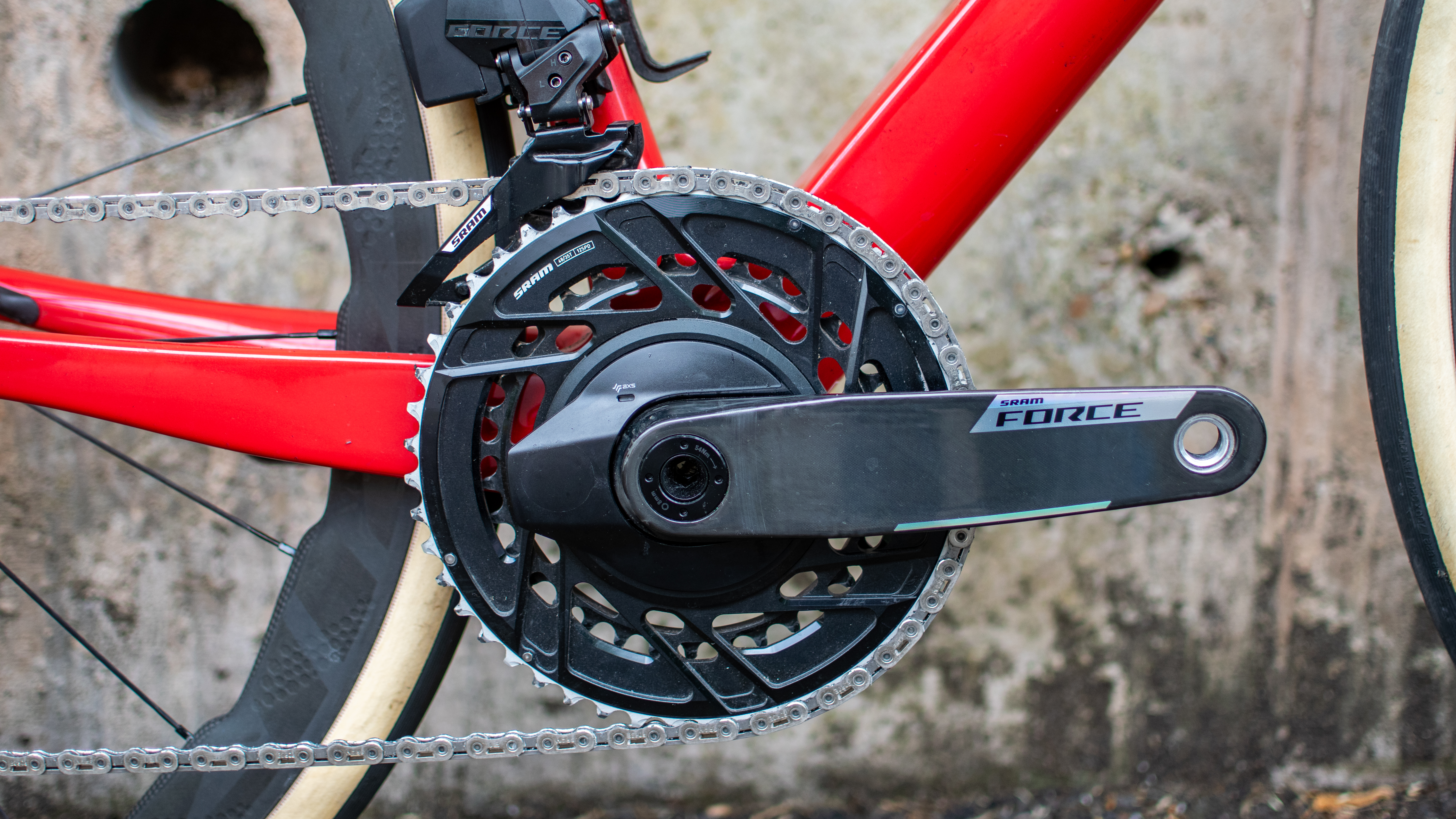 Un juego de platos y bielas SRAM Force AXS 