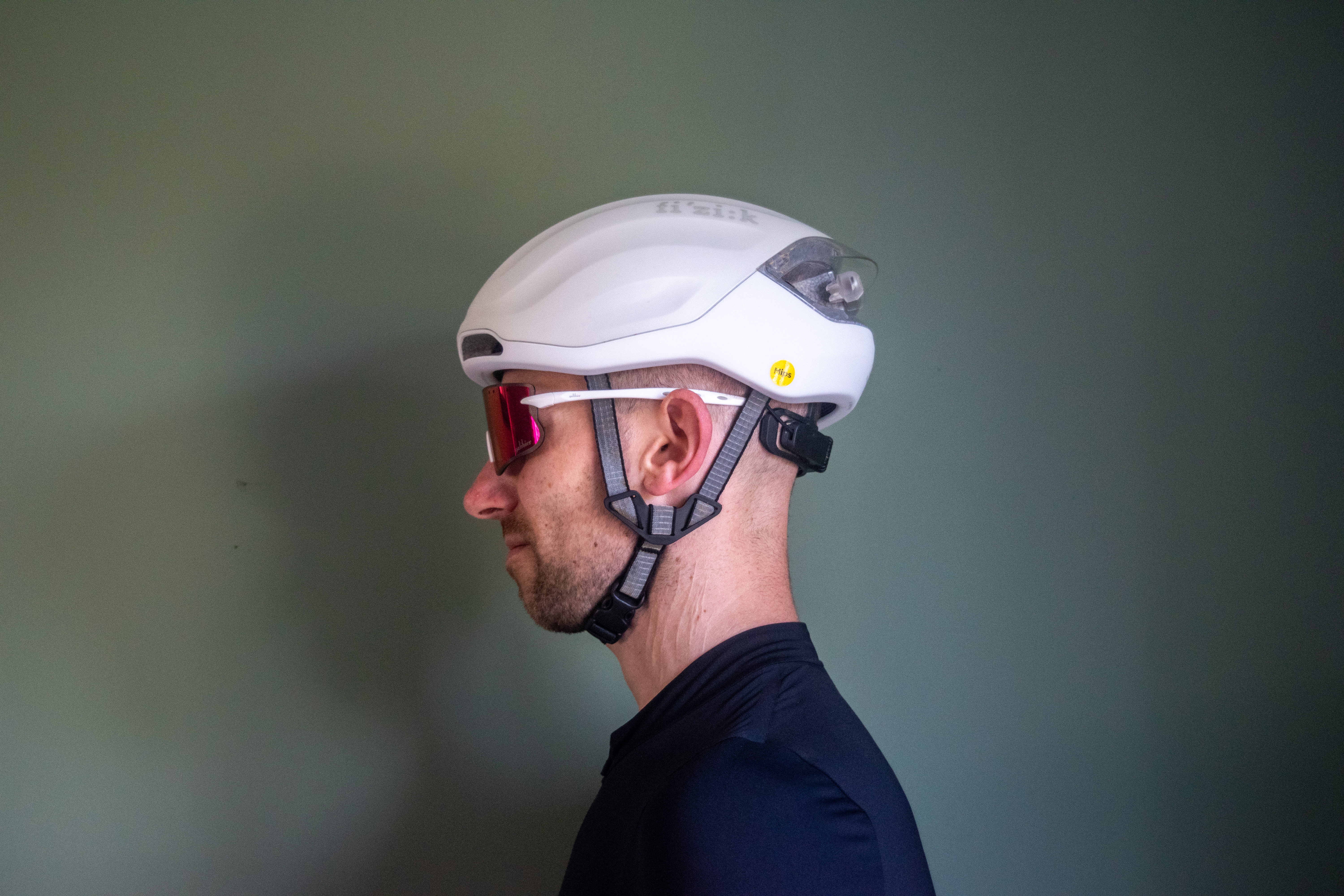 Un hombre que lleva un casco blanco kudo aero