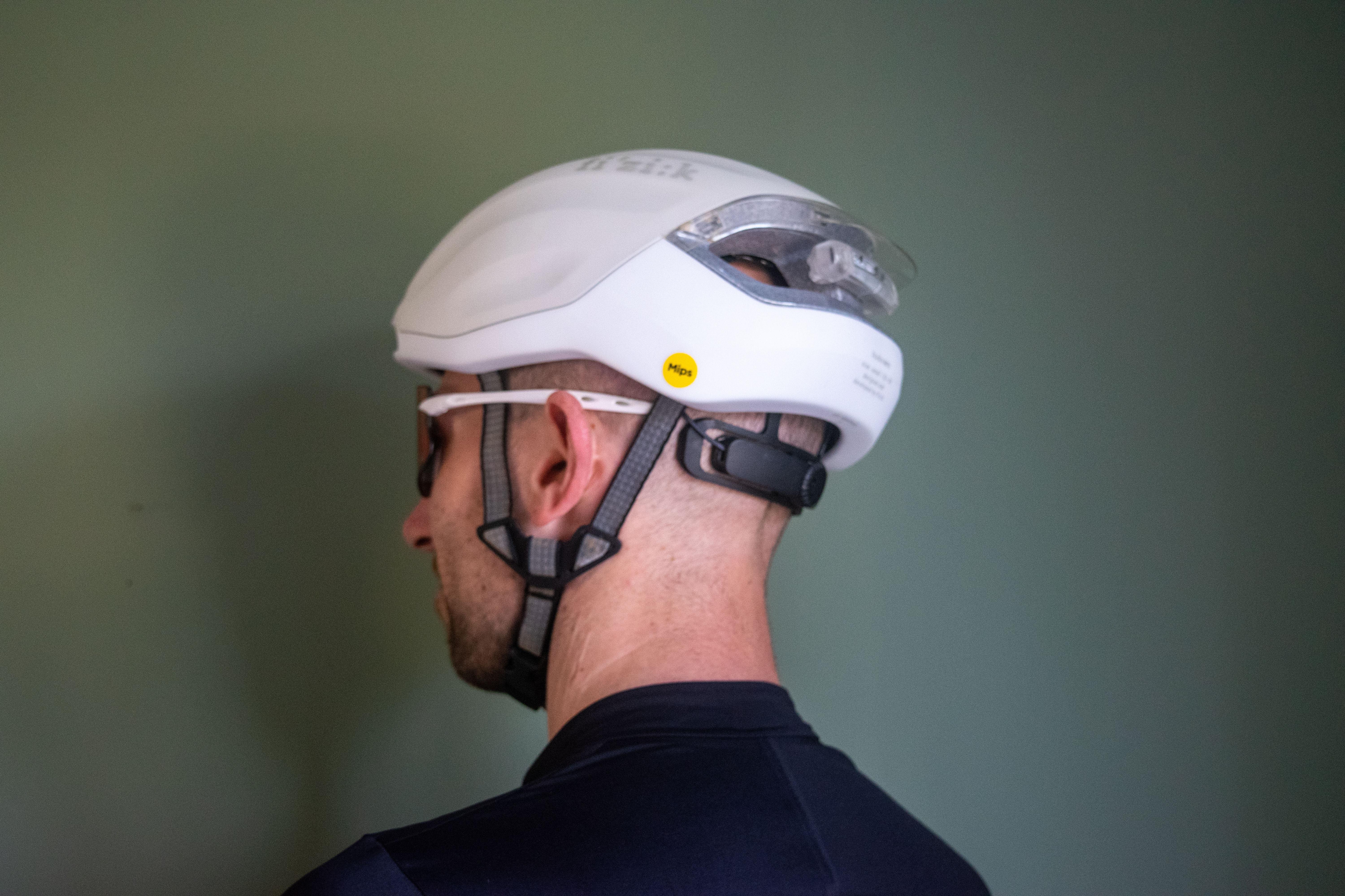 Un hombre que lleva un casco blanco kudo aero