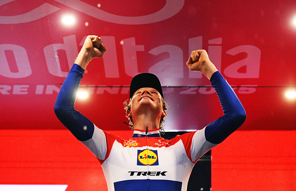 Daan Hoole celebra en el podio como ganador de la etapa 10 durante el 108º Giro D ' Italia 2025
