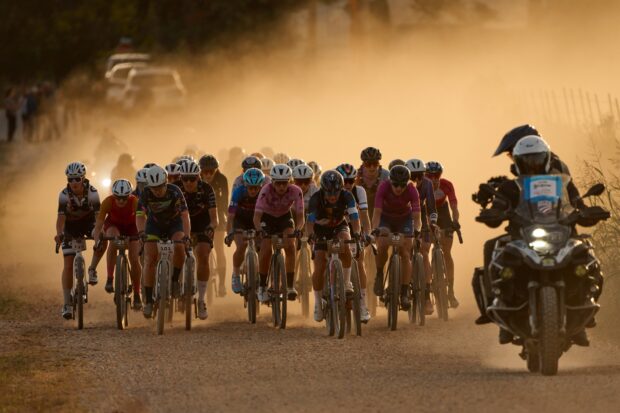Elite men's field kicks up dust at 2023 Unbound Gravel 200