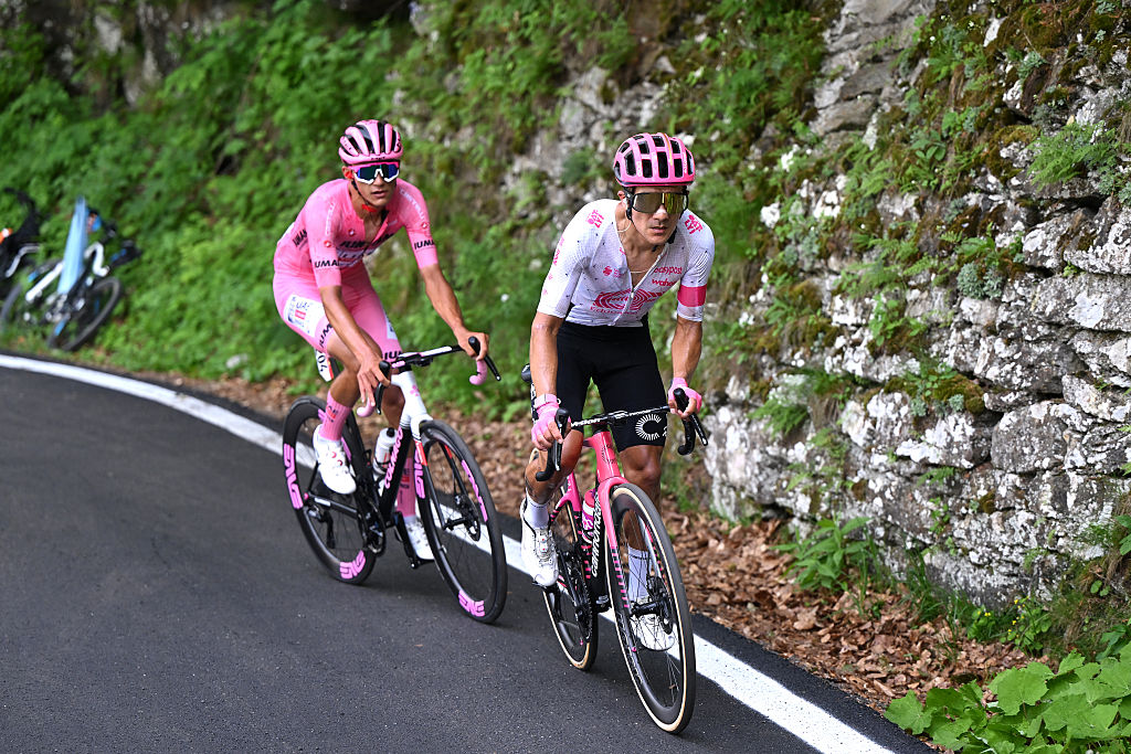 SESTRIERE VIALATTEA ITALY MAY 31 LR Isaac Del Toro of Mexico and Team UAE Team Emirates XRG Pink Leader Jersey and Richard Carapaz of Ecuador and Team EF Education EasyPost compete climbing to the Colle delle Sestriere 2036m during the 108th Giro dItalia 2025 Stage 20 a 2053km stage from Verres to Sestriere Vialattea 2036m UCIWT on May 31 2025 in Sestriere Vialattea Italy Photo by Dario BelingheriGetty Images