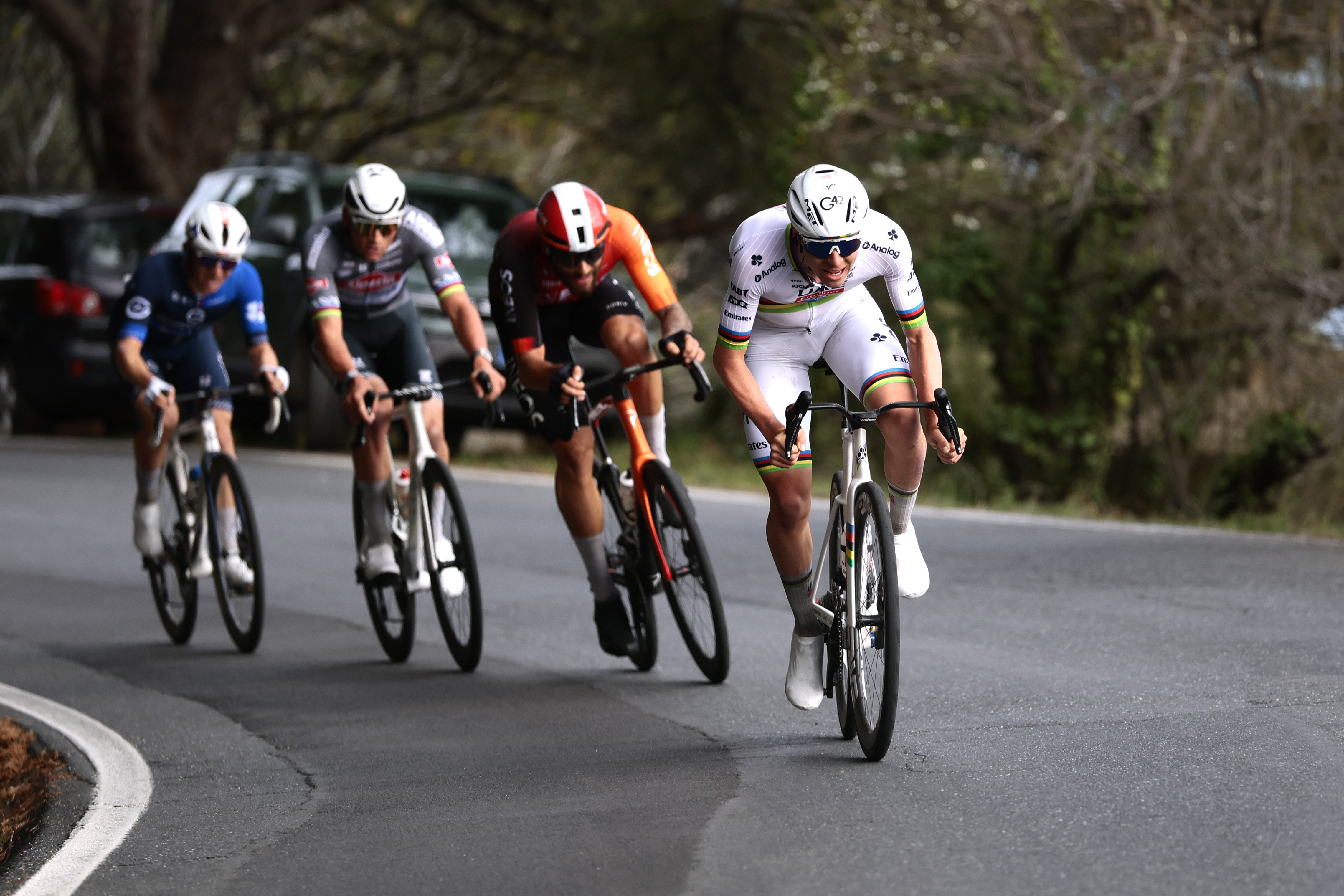 Sanremo, Italia - 22 de marzo: Tadej Pogacar de Eslovenia y Equipo EAU Emirates compite durante el 116º Milano -Sanremo 2025 A 289 km de una carrera de un día de Pavia a Sanremo / #uciwt / el 22 de marzo de 2025 en Sanremo, Italia. (Foto de Luca Bettini - Pool/Getty Images)