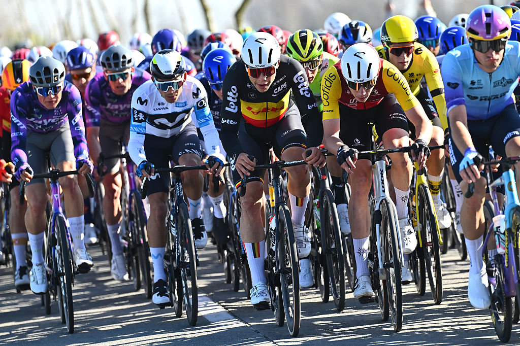 De Panne Bélgica 26 de marzo Lr Arnaud de Lie de Bélgica y el equipo Lotto Dstny y Ludovic Robeet de Belgium y el equipo Cofidis compiten durante el 49 ° Classic Bruggede Panne 2025 Mens Elite A 1956km de una carrera de un día de BRUGGE a De Panne Uciwt el 26 de marzo de marzo 2025 en De Panne Panne By Belgium Carrera de Lic ClaessenTetty Imágenes de Luctetty Images de Lucettetty.