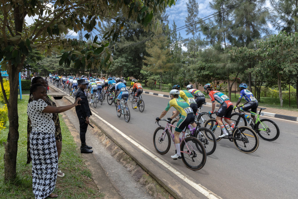 El paquete viaja durante la última etapa del 16 ° Tour du Ruanda en Kigali el 25 de febrero de 2024. (Foto de Guillem Sartorio / AFP)