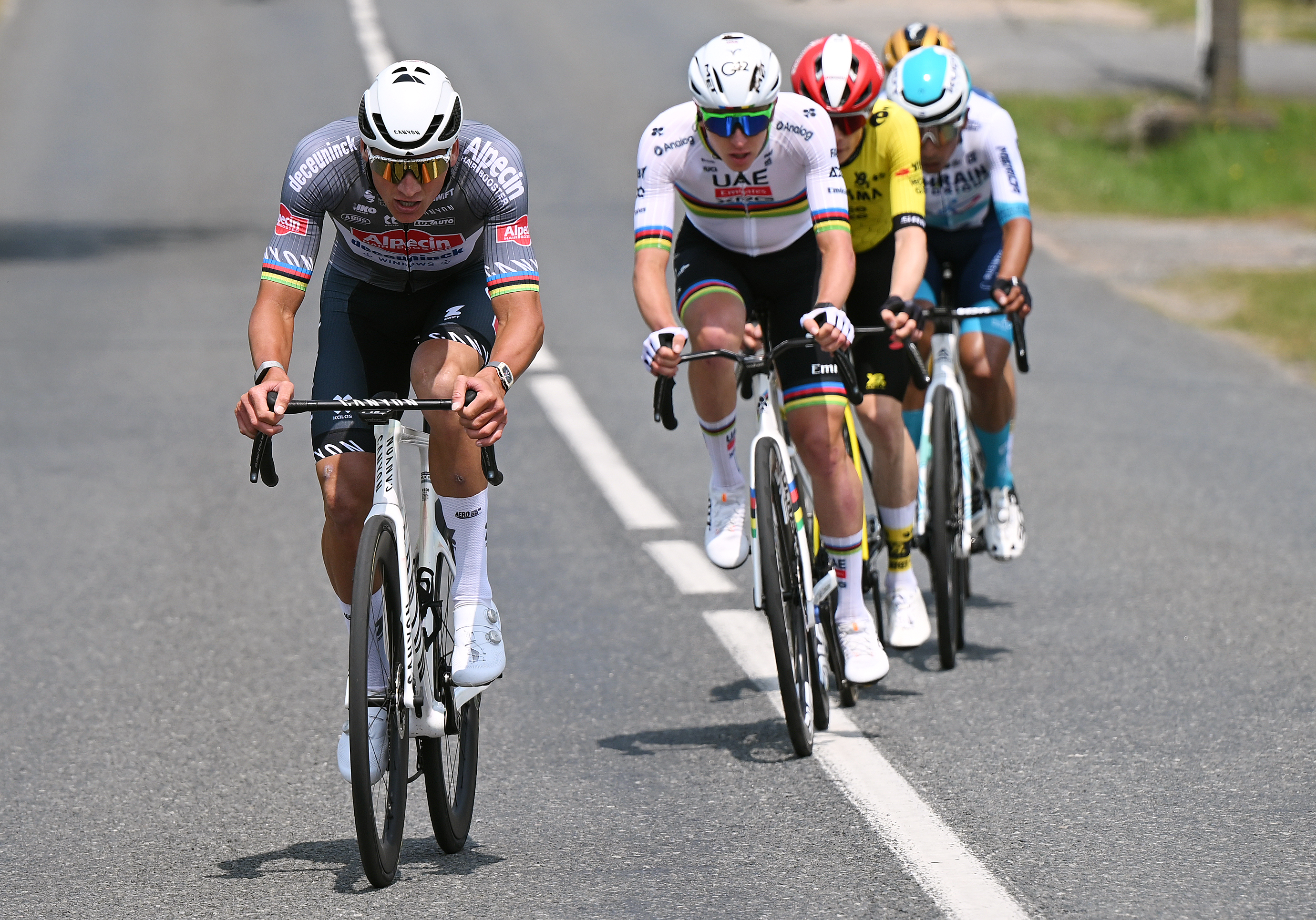 Montlucon, Francia - 8 de junio: (LR) Mathieu Van der Poel de los Países Bajos y el Equipo Alpecin - Deceuninck, Tadej Pogacar de Eslovenia y Emirates del equipo de los EAU - XRG, Jonas Vingegaard de Dinamarca y Team Visma | Alquiler una bicicleta compitiendo en la escapada durante el 77º Criterio du Dauphine 2025, etapa 1 A 195.8 km desde Domerat a Montlucon / #uciwt / el 08 de junio de 2025 en Montlucon, Francia. (Foto de Dario Belingheri/Getty Images)