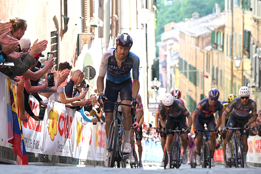 Giro D ' Italia 2025: Jakob Fuglsang durante la etapa 9