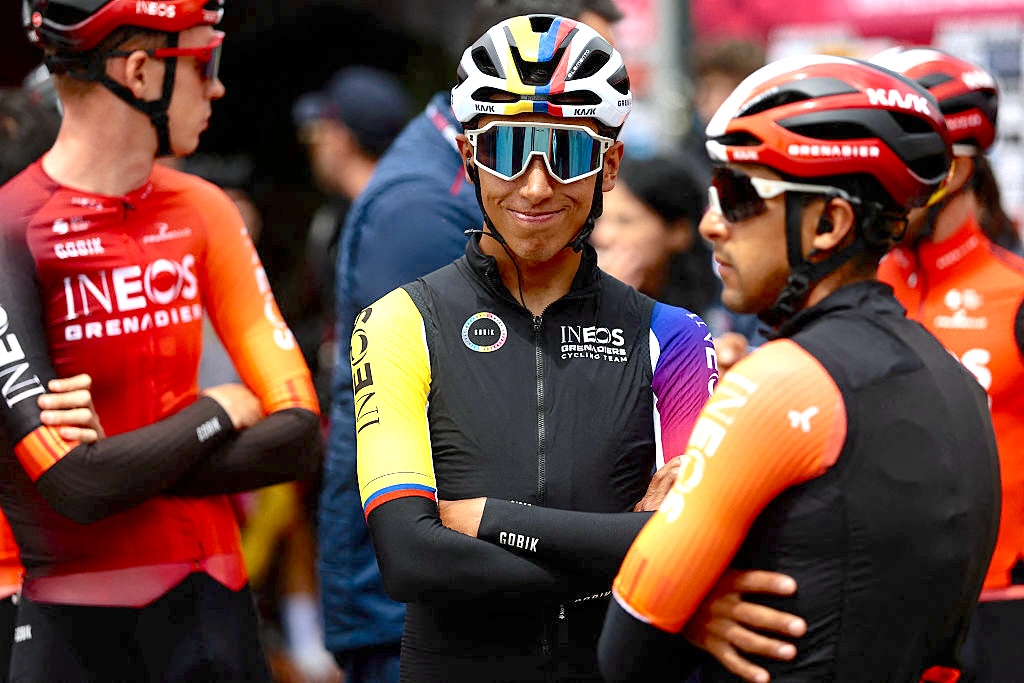 Ineos Granadiers ' El piloto colombiano Egan Bernal (C) sonríe antes de la séptima etapa del 108 ° Giro D ' Italia Cycling Race 168 km desde Castel di Sangro a Tagliacezzo el 16 de mayo de 2025. (Foto de Luca Bettini / AFP)