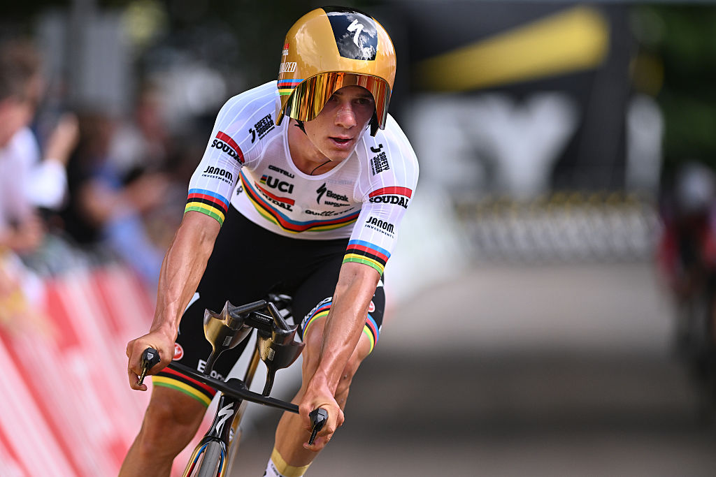 Brasschaat, Bélgica - 27 de junio: el medallista de oro Remco Evenepoel de Bélgica cruza la línea de meta durante el 126º Campeonato de la Carretera Belga 2025 - Mayor individual de élite masculina una carrera de 40.5 km de un día desde Brasschaat a Brasschaat el 27 de junio de 2025 en Brasschaat, Belgium. (Foto de Luc Claessen/Getty Images)