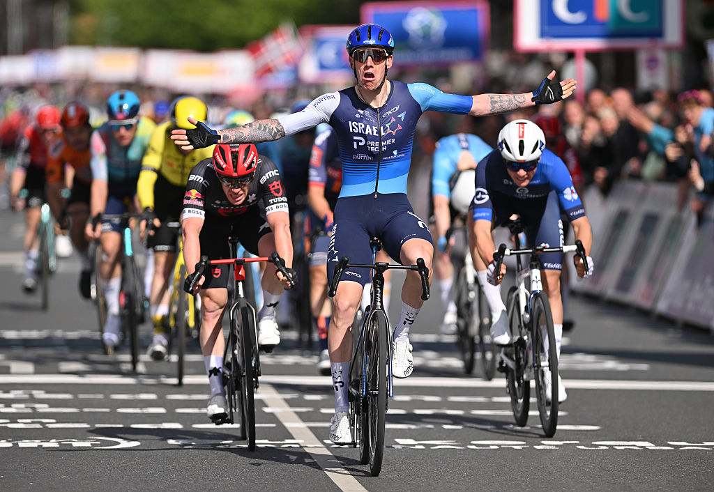Dunkerque Francia 18 de mayo Jake Stewart de Gran Bretaña y el equipo Israel Premier Tech celebra en la línea de meta como ganador del escenario durante el 69º 4 Jours de Dunkerque Grand Prix des Hauts de France 2025 Etapa 5 A 1858 km desde la etapa de Wormhout a Dunkerque el 18 de mayo de 2025 en Dunkerque France Foto de Luc Claesseng Imagess