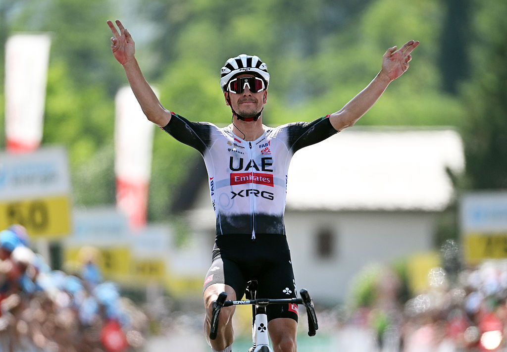 Joao Almeida de Portugal y Emirates del Equipo de los EAU - XRG celebra en la línea de meta como ganador del escenario durante el 88º Tour de Suisse, etapa 4 A 193.2 km desde Heiden a Piuro (Valchiavenna) / #uciwt / el 18 de junio de 2025 en Piuro, Switzerland. (Foto de Tim de Waele/Getty Images)