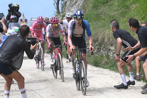 SESTRIERE VIALATTEA ITALY MAY 31 LR Isaac Del Toro of Mexico and Team UAE Team Emirates XRG Pink Leader Jersey Richard Carapaz of Ecuador and Team EF Education EasyPost and Derek Gee of Canada and Team Israel Premier Tech compete climbing to the Colle delle Finestre 2172m during the 108th Giro dItalia 2025 Stage 20 a 2053km stage from Verres to Sestriere Vialattea 2036m UCIWT on May 31 2025 in Sestriere Vialattea Italy Photo by Dario BelingheriGetty Images