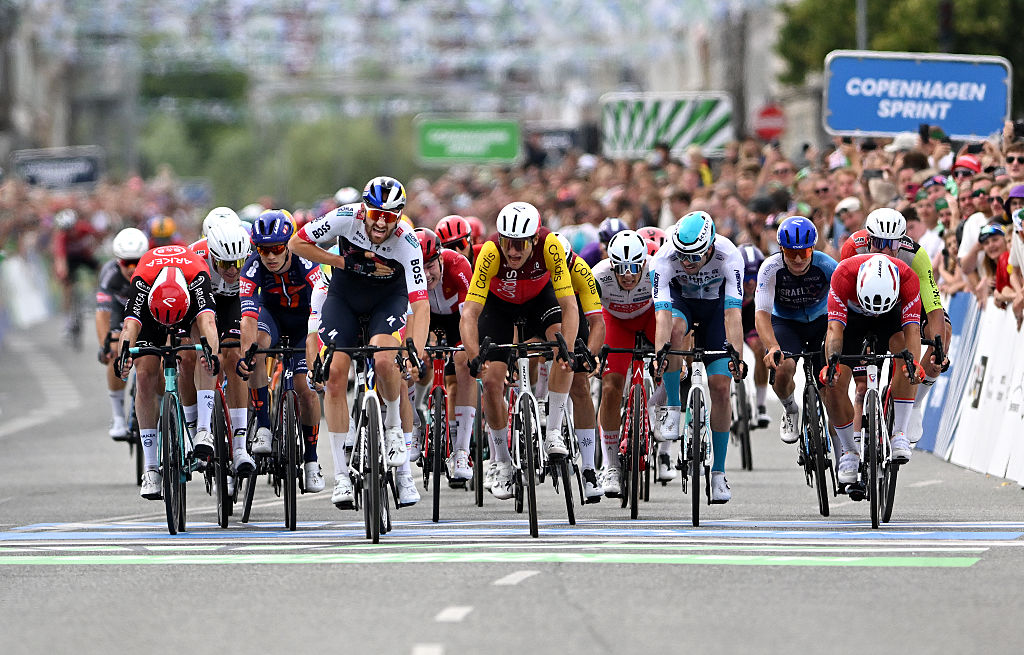 COPENHAGEN, DENMARK - JUNE 22: Jordi Meeus of Belgium and Team Red Bull - BORA - hansgrohe (C) celebrates at finish line as race winner ahead of (LR) Arnaud Demare of France and Team Arkea - B&B Hotels, Alexis Renard of France and Team Cofidis, Phil Bauhaus of Germany and Team Bahrain - Victorious and Dylan Groenewegen de los Países Bajos y el Equipo Jayco Alula durante el 1er Copenhagen Sprint 2025 - Men & #039; s Elite A 235.6 km de una carrera de un día de Roskilde a Copenhagen / #uciwt / el 22 de junio de 2025 en Copenhagen, Dinamarca. (Foto de Szymon Gruchalski/Getty Images)